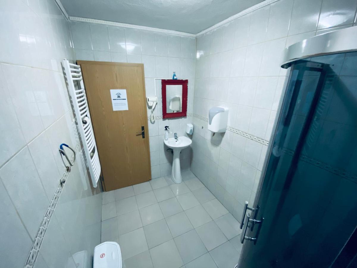 Bus Station Hostel Priştine Dış mekan fotoğraf