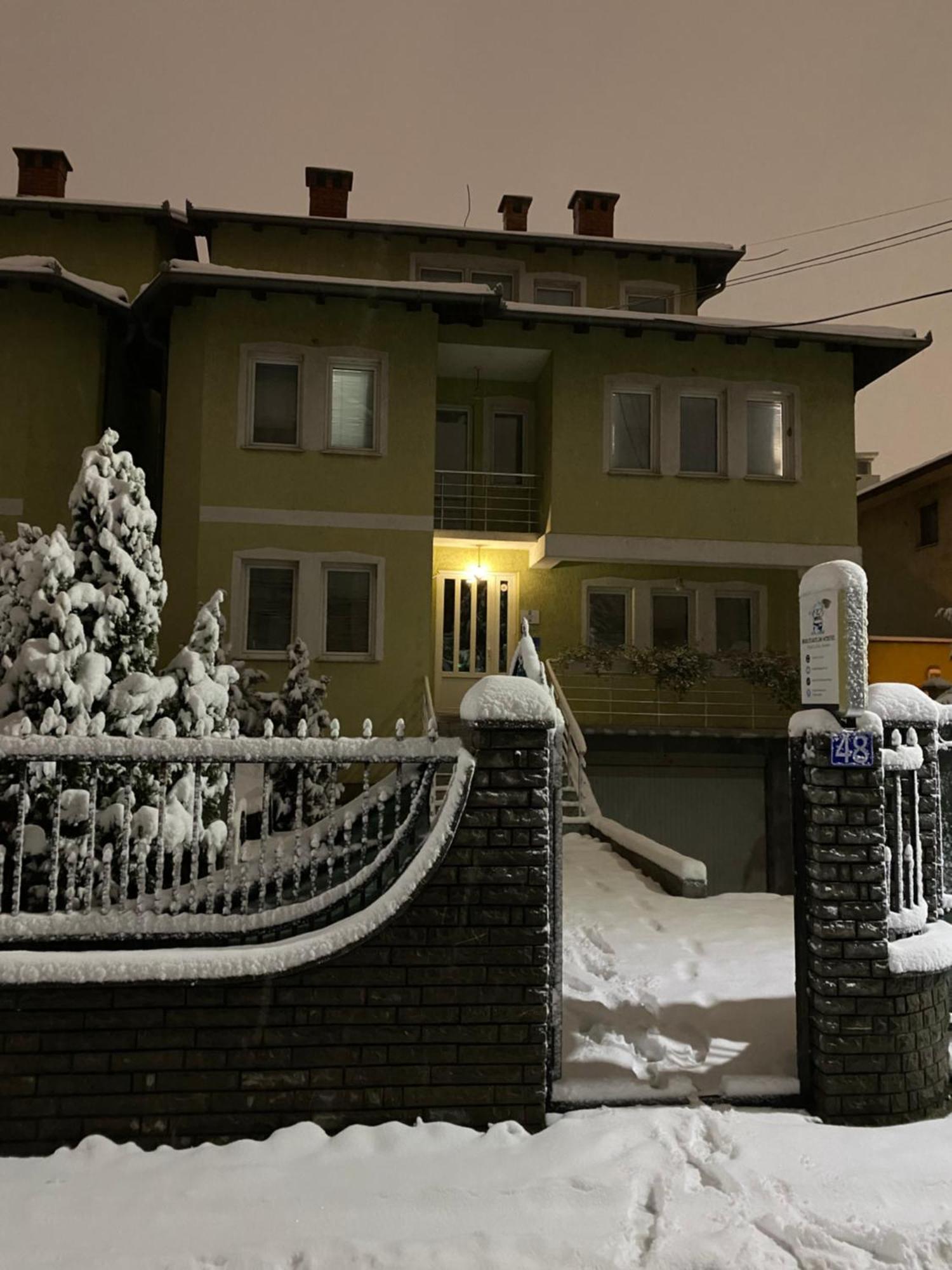 Bus Station Hostel Priştine Dış mekan fotoğraf